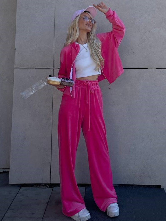 Велюровый прогулочный костюм MPK-A236T600 Велюровый прогулочный костюм MPK-A236T600