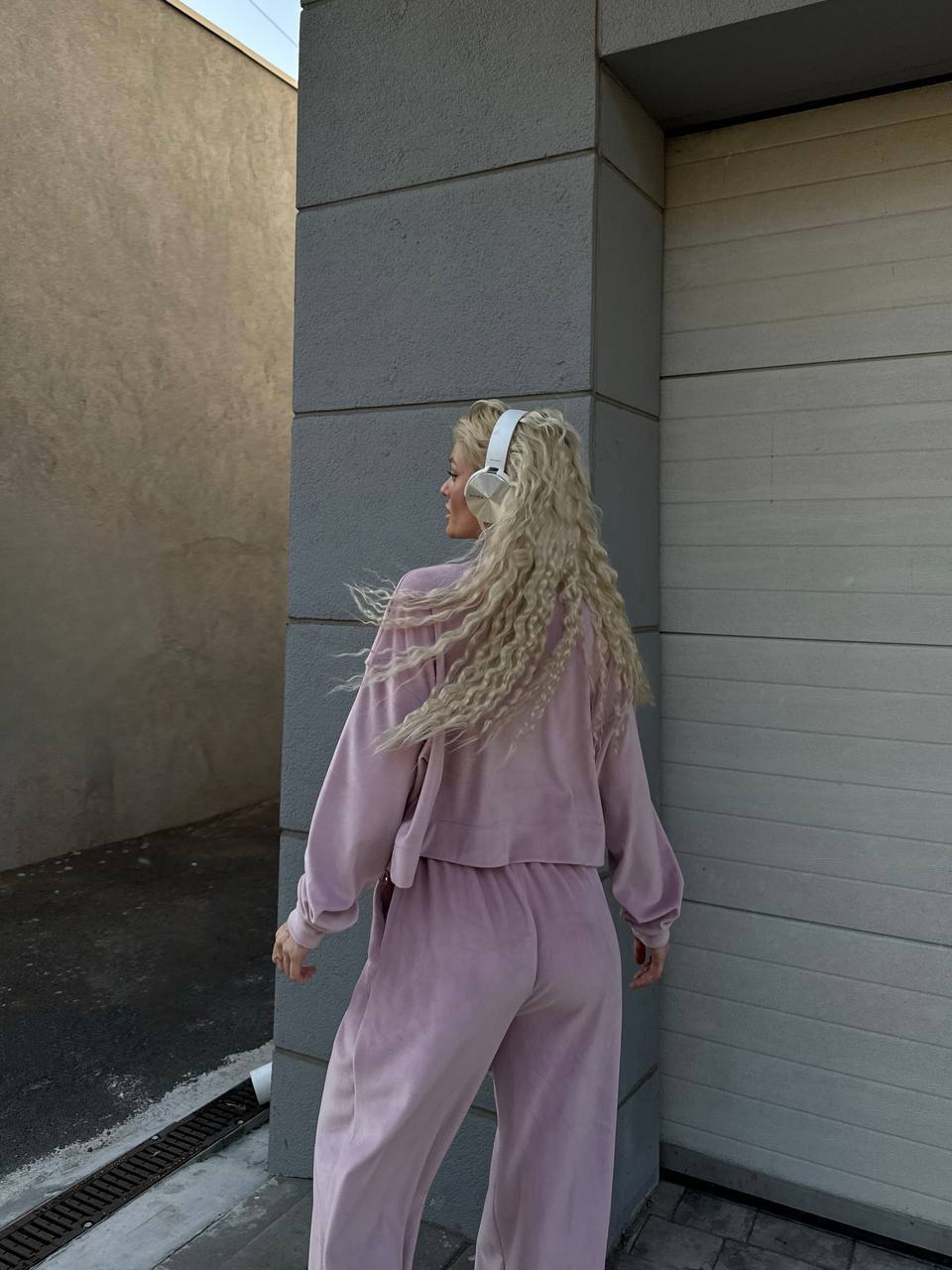 Велюровый прогулочный костюм MPK-A236T600 Велюровый прогулочный костюм MPK-A236T600